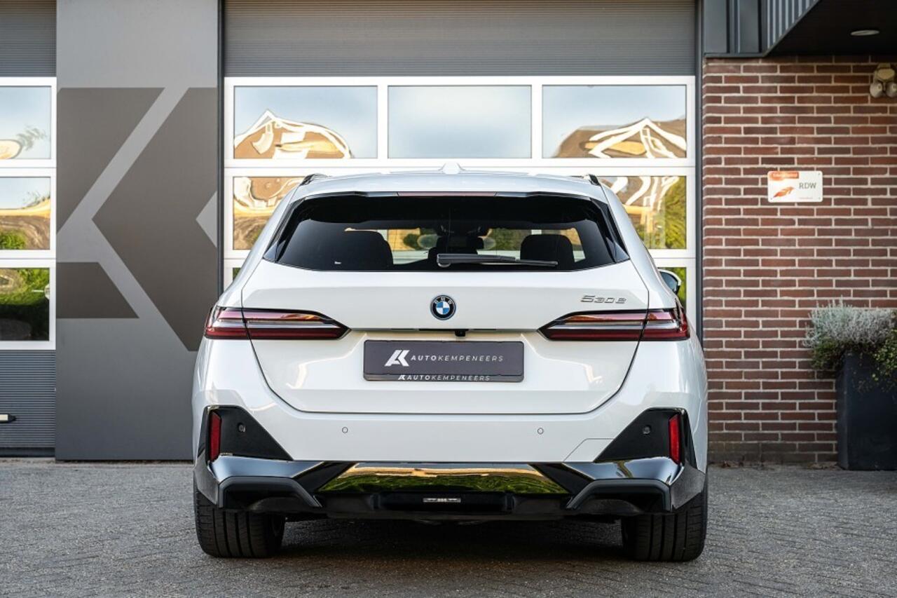 BMW 5-SERIE 530e M Sport Pro | Shadow | Harman/Kardon | Driving Ass. Plus | Trekhaak | Iconic Glow | 19' Inch |