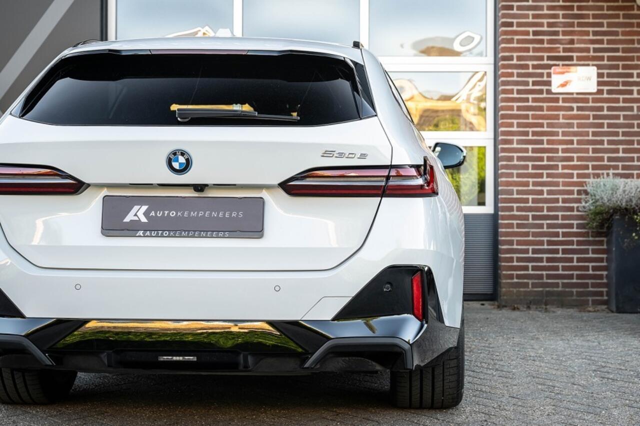 BMW 5-SERIE 530e M Sport Pro | Shadow | Harman/Kardon | Driving Ass. Plus | Trekhaak | Iconic Glow | 19' Inch |