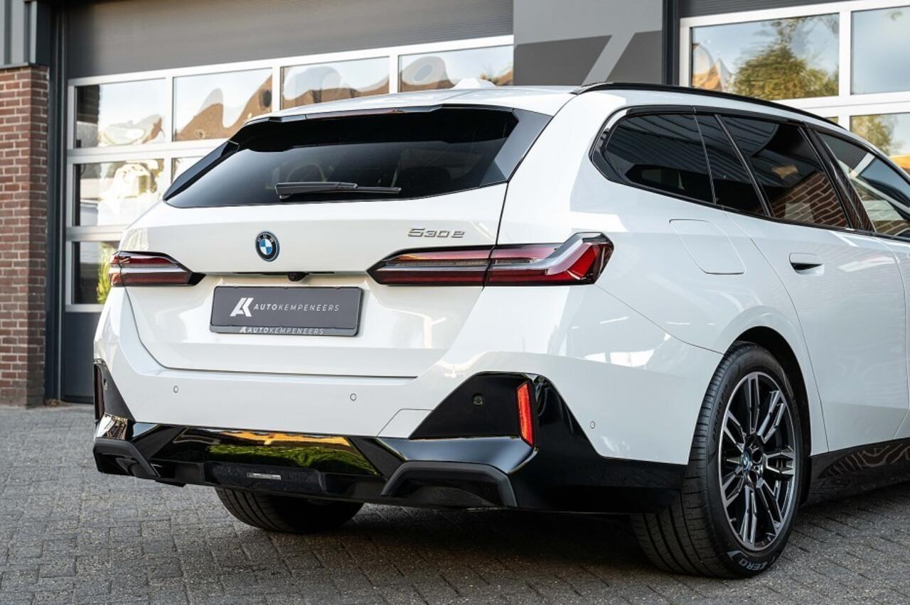 BMW 5-SERIE 530e M Sport Pro | Shadow | Harman/Kardon | Driving Ass. Plus | Trekhaak | Iconic Glow | 19' Inch |