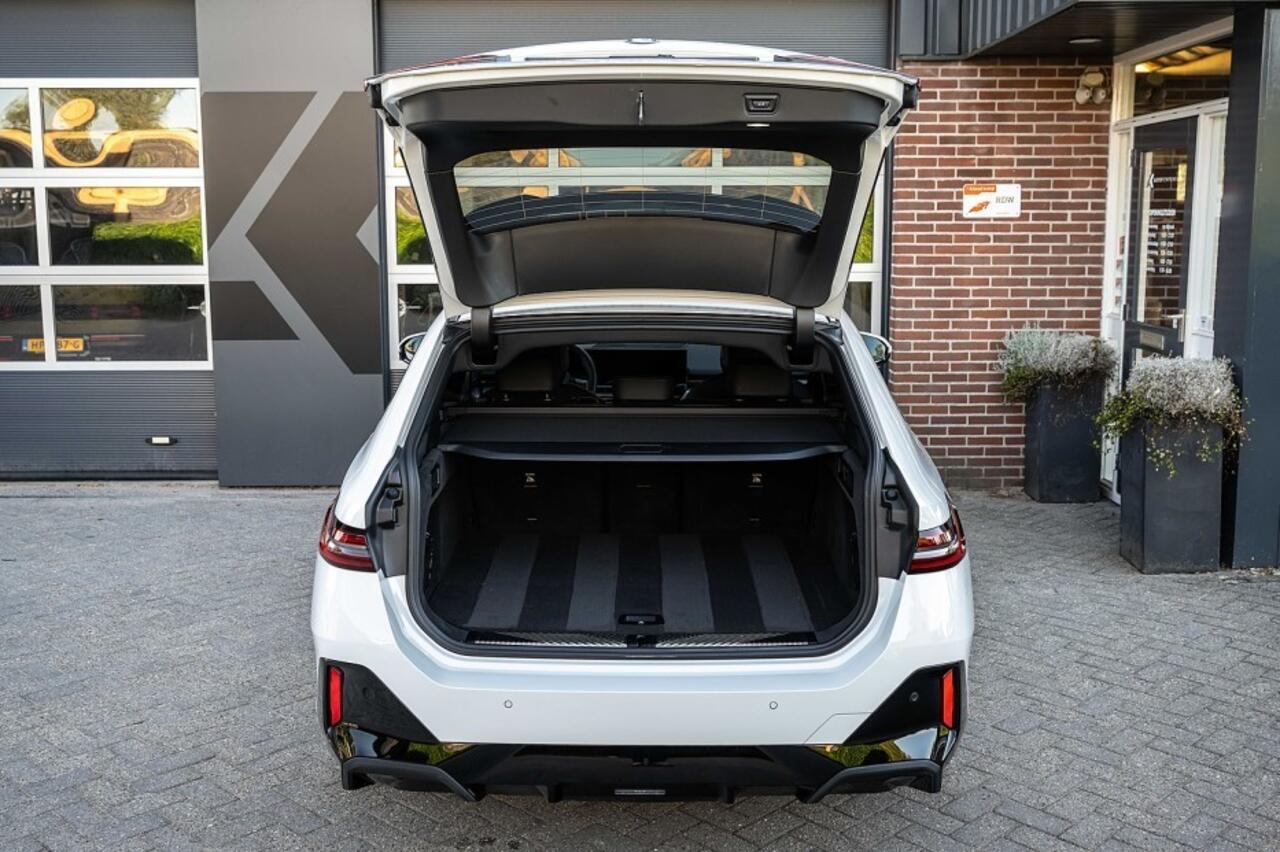 BMW 5-SERIE 530e M Sport Pro | Shadow | Harman/Kardon | Driving Ass. Plus | Trekhaak | Iconic Glow | 19' Inch |