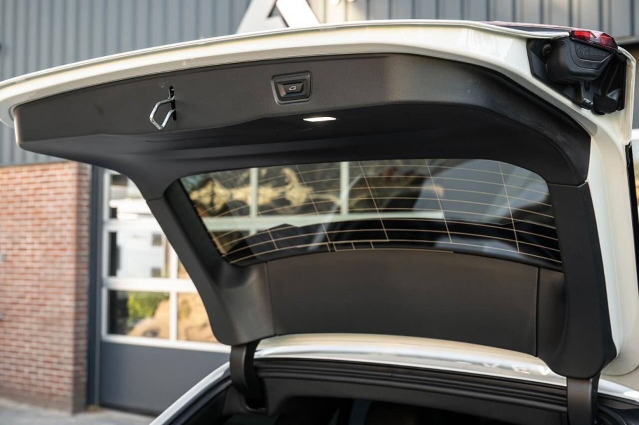 BMW 5-SERIE 530e M Sport Pro | Shadow | Harman/Kardon | Driving Ass. Plus | Trekhaak | Iconic Glow | 19' Inch |