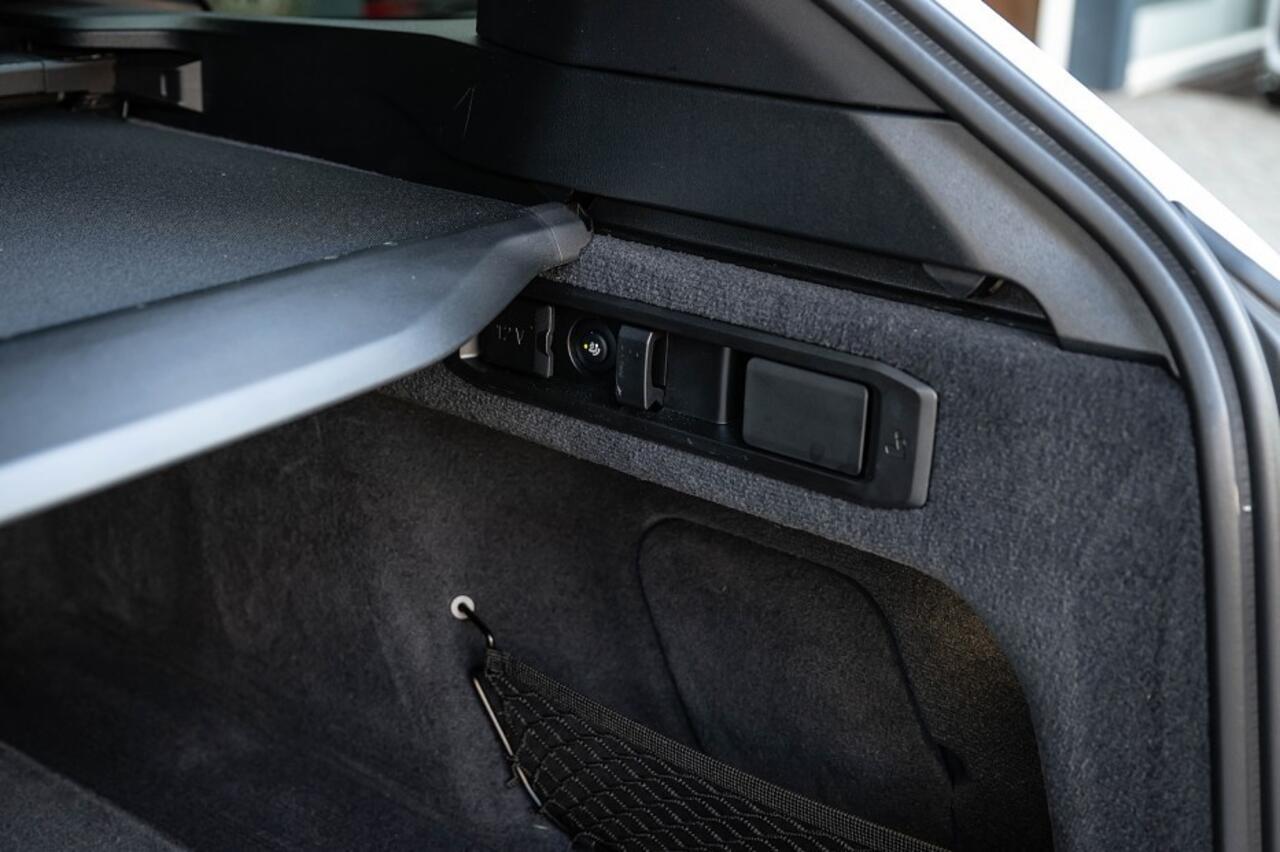 BMW 5-SERIE 530e M Sport Pro | Shadow | Harman/Kardon | Driving Ass. Plus | Trekhaak | Iconic Glow | 19' Inch |