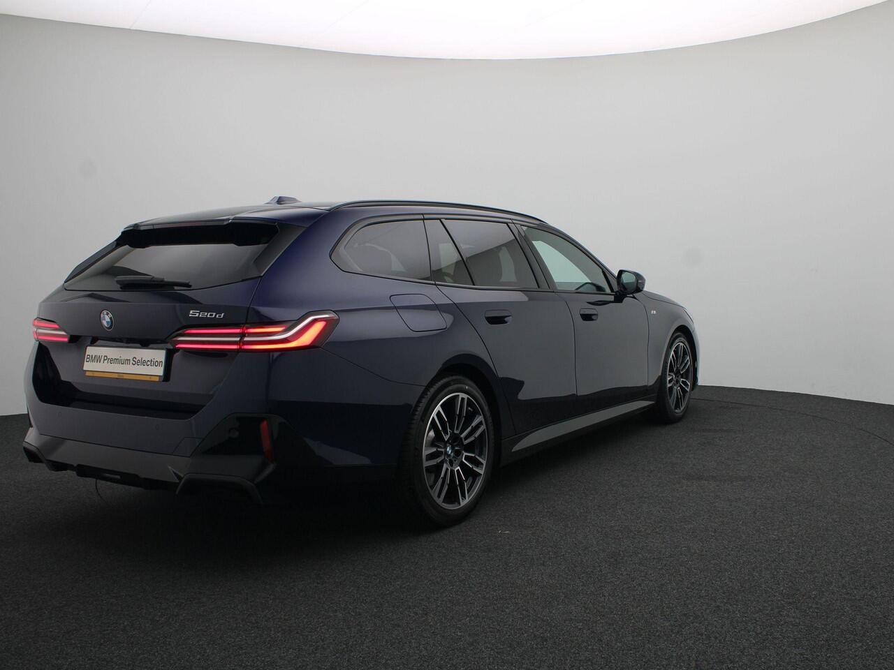 BMW 5-SERIE Touring 520d M Sportpakket | Innovation Pack | Travel Pack | Comfort Pack | Trekhaak | Harman-Kardon | 19"