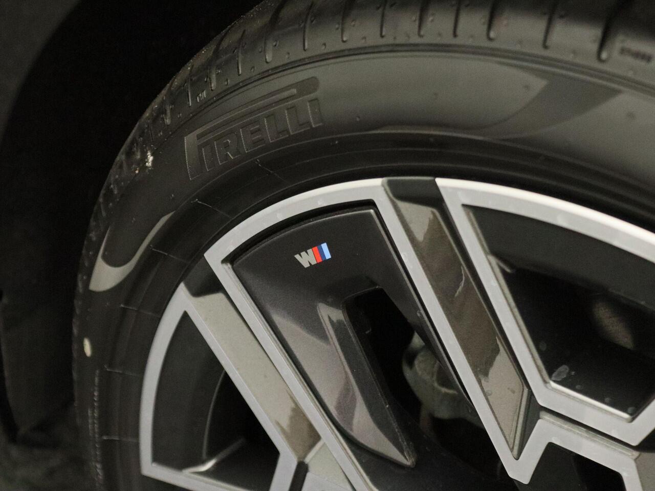 BMW 5-SERIE Touring 530e M Sportpakket | Travel Pack | Comfort Access | Extra Getint Glas Achter | Trekhaak | Driving Assistant Plus | DAB | 20''