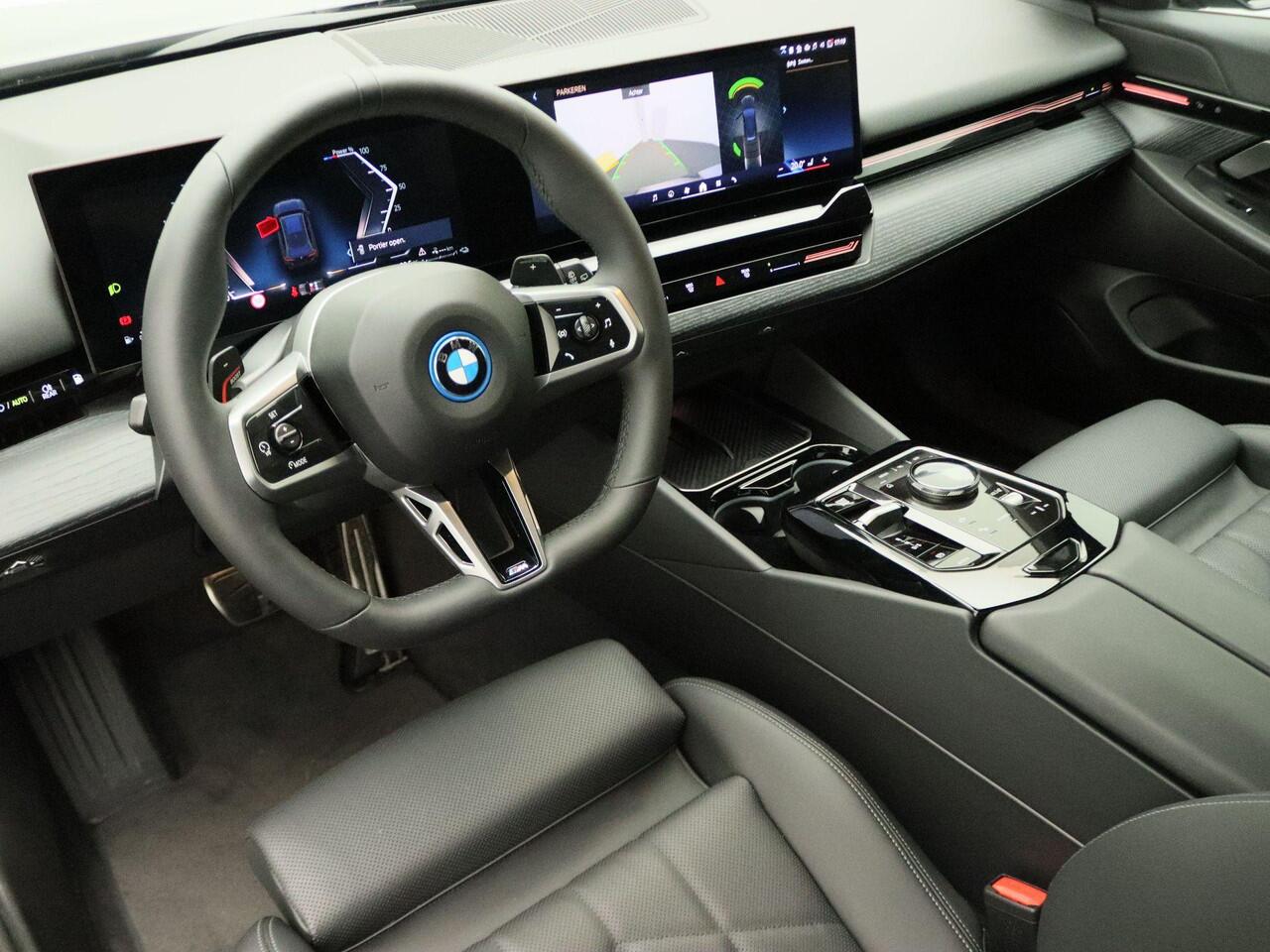 BMW 5-SERIE Touring 530e M Sportpakket | Travel Pack | Comfort Access | Extra Getint Glas Achter | Trekhaak | Driving Assistant Plus | DAB | 20''