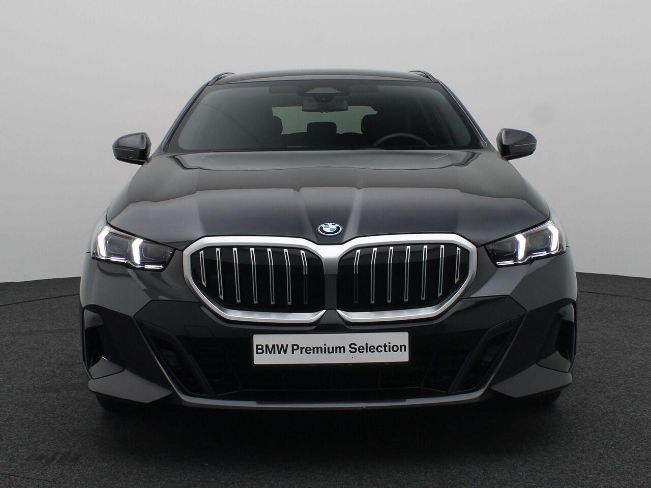 BMW 5-SERIE Touring 530e M Sportpakket | Travel Pack | Comfort Access | Extra Getint Glas Achter | Trekhaak | Driving Assistant Plus | DAB | 20''