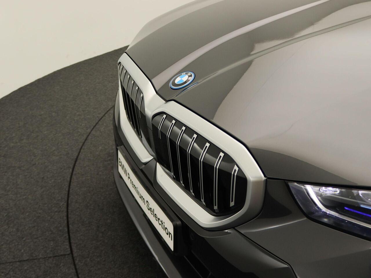 BMW 5-SERIE Touring 530e M Sportpakket | Travel Pack | Comfort Access | Extra Getint Glas Achter | Trekhaak | Driving Assistant Plus | DAB | 20''