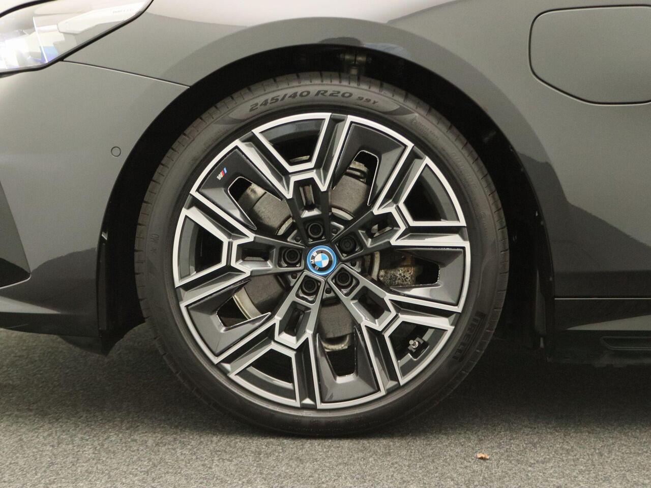 BMW 5-SERIE Touring 530e M Sportpakket | Travel Pack | Comfort Access | Extra Getint Glas Achter | Trekhaak | Driving Assistant Plus | DAB | 20''