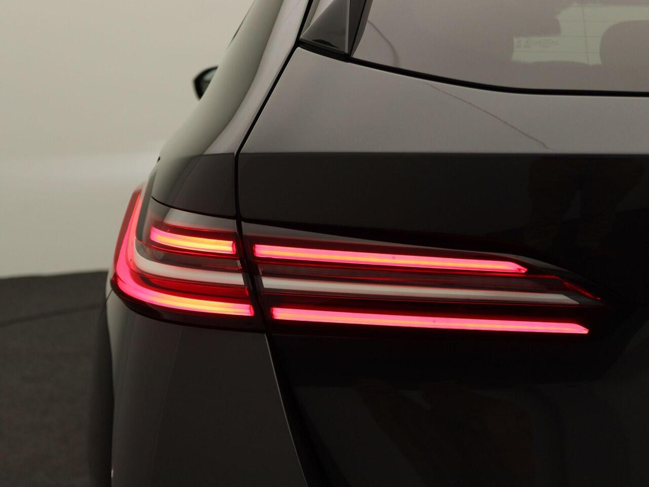 BMW 5-SERIE Touring 530e M Sportpakket | Travel Pack | Comfort Access | Extra Getint Glas Achter | Trekhaak | Driving Assistant Plus | DAB | 20''