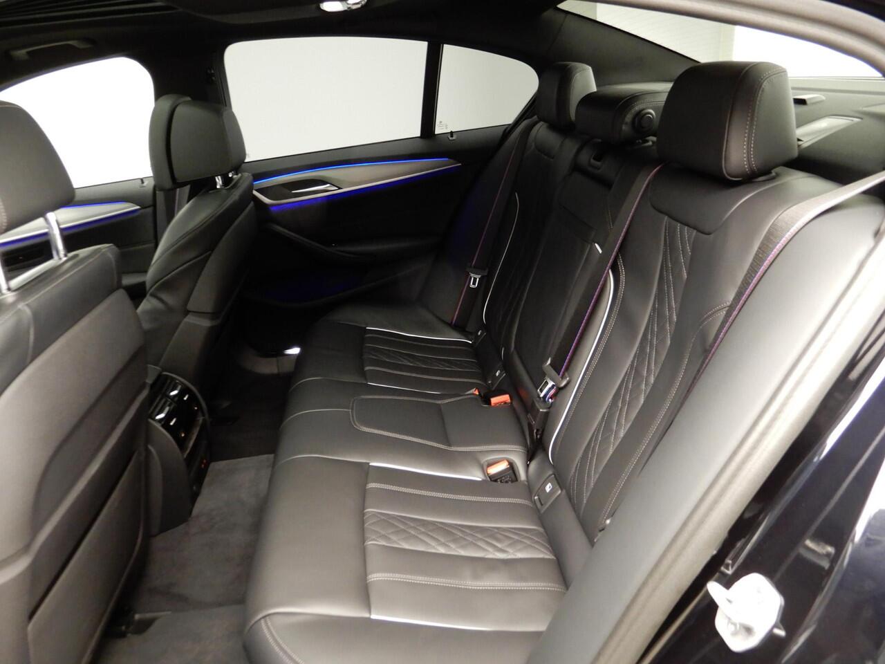 BMW 5-SERIE Sedan 530i | M-Sportpakket | Laserlicht | Leder | Navigatie | Schuifdak | Trekhaak | DAB | Hifi speakers | Alu 20 inch