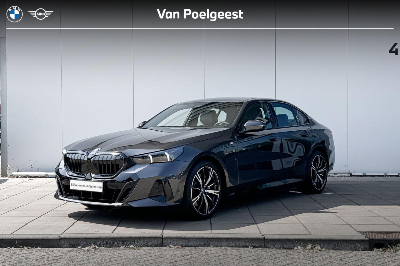 BMW 5-SERIE Sedan 550e xDrive M-Sport Pro / Driving Assistant Professional / Stoelventilatie / Harman Kardon / Parking Assistant Plus / Iconic Glow / Adaptief onderstel professional / 20 Inch / Selections