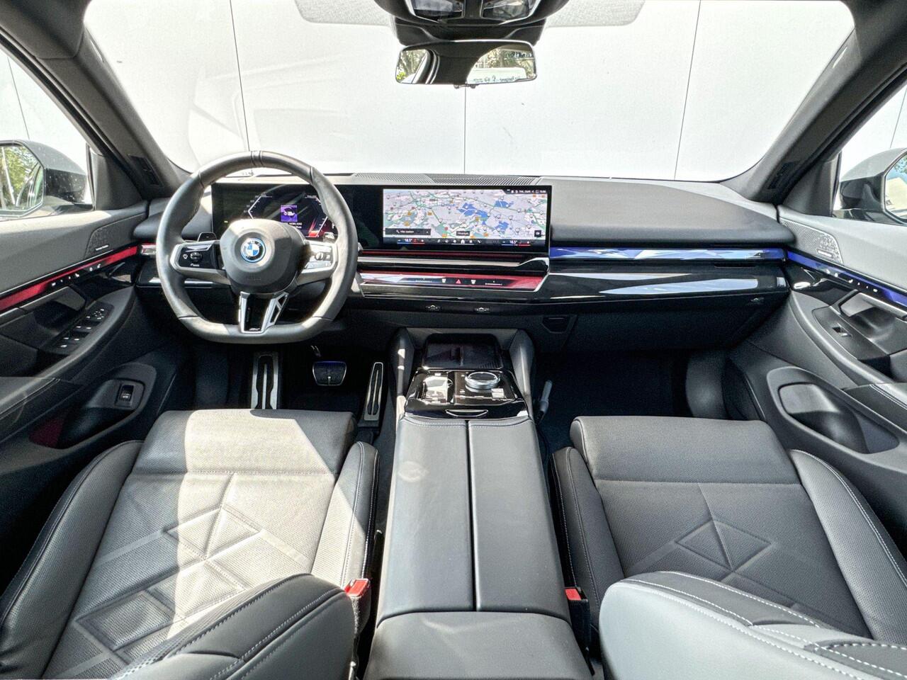 BMW 5-SERIE Sedan 550e xDrive M-Sport Pro / Driving Assistant Professional / Stoelventilatie / Harman Kardon / Parking Assistant Plus / Iconic Glow / Adaptief onderstel professional / 20 Inch / Selections