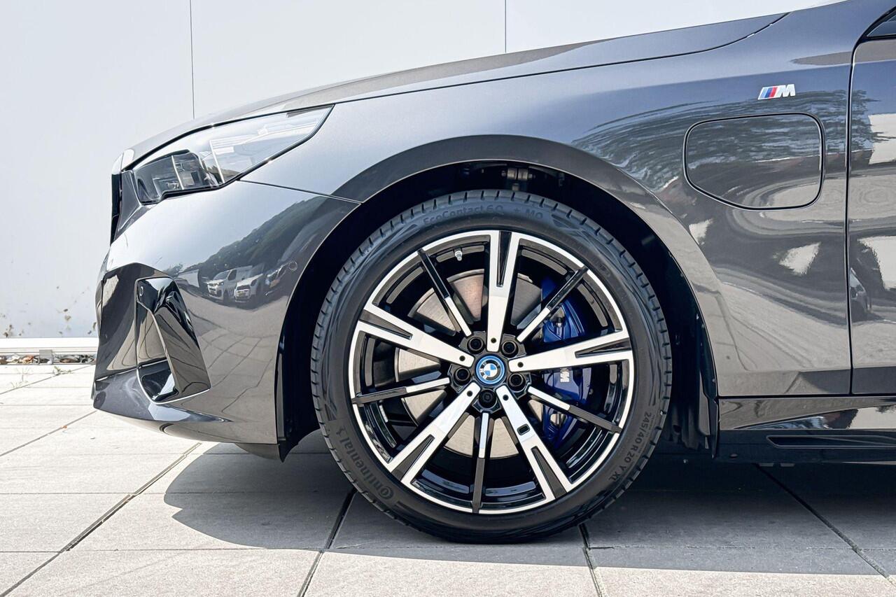 BMW 5-SERIE Sedan 550e xDrive M-Sport Pro / Driving Assistant Professional / Stoelventilatie / Harman Kardon / Parking Assistant Plus / Iconic Glow / Adaptief onderstel professional / 20 Inch / Selections