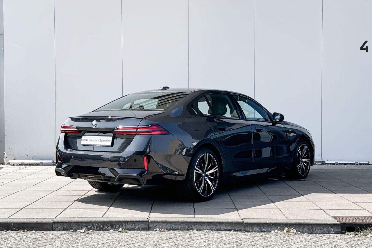 BMW 5-SERIE Sedan 550e xDrive M-Sport Pro / Driving Assistant Professional / Stoelventilatie / Harman Kardon / Parking Assistant Plus / Iconic Glow / Adaptief onderstel professional / 20 Inch / Selections