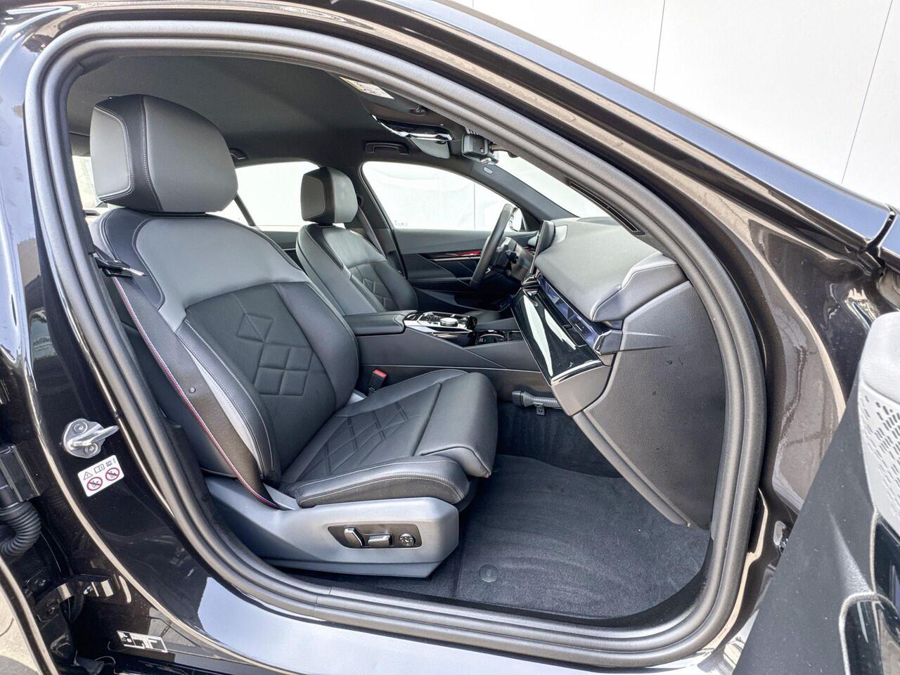 BMW 5-SERIE Sedan 550e xDrive M-Sport Pro / Driving Assistant Professional / Stoelventilatie / Harman Kardon / Parking Assistant Plus / Iconic Glow / Adaptief onderstel professional / 20 Inch / Selections