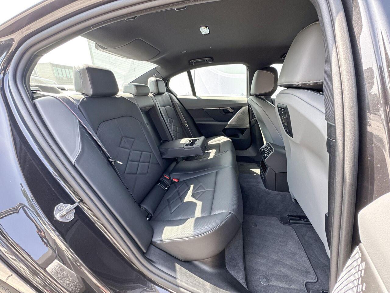 BMW 5-SERIE Sedan 550e xDrive M-Sport Pro / Driving Assistant Professional / Stoelventilatie / Harman Kardon / Parking Assistant Plus / Iconic Glow / Adaptief onderstel professional / 20 Inch / Selections