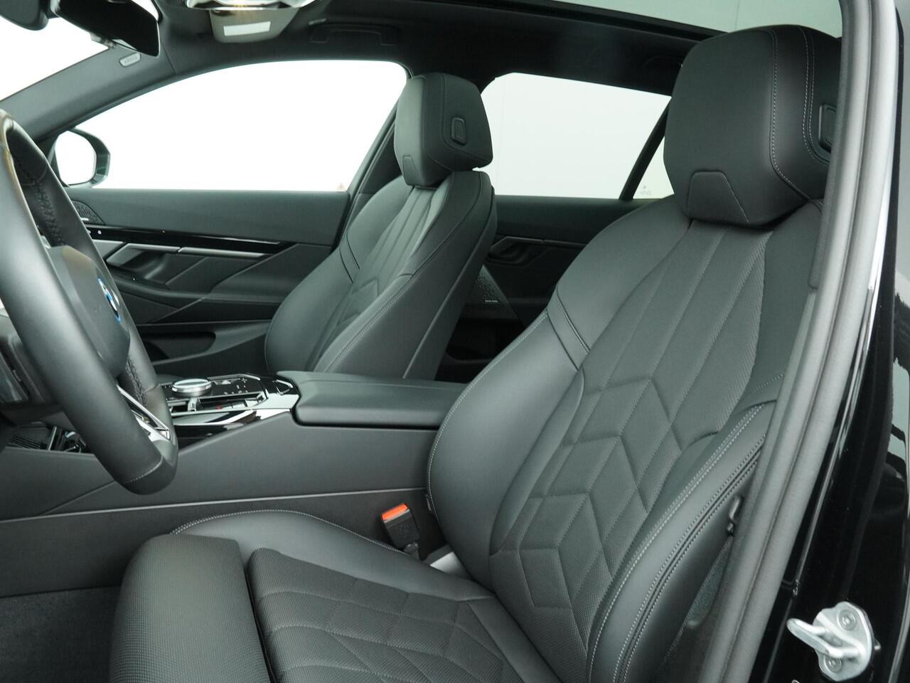 BMW 5-SERIE Touring 530e M Sportpakket | Panoramadak | Trekhaak | Driving Assistant Plus | Harman Kardon |