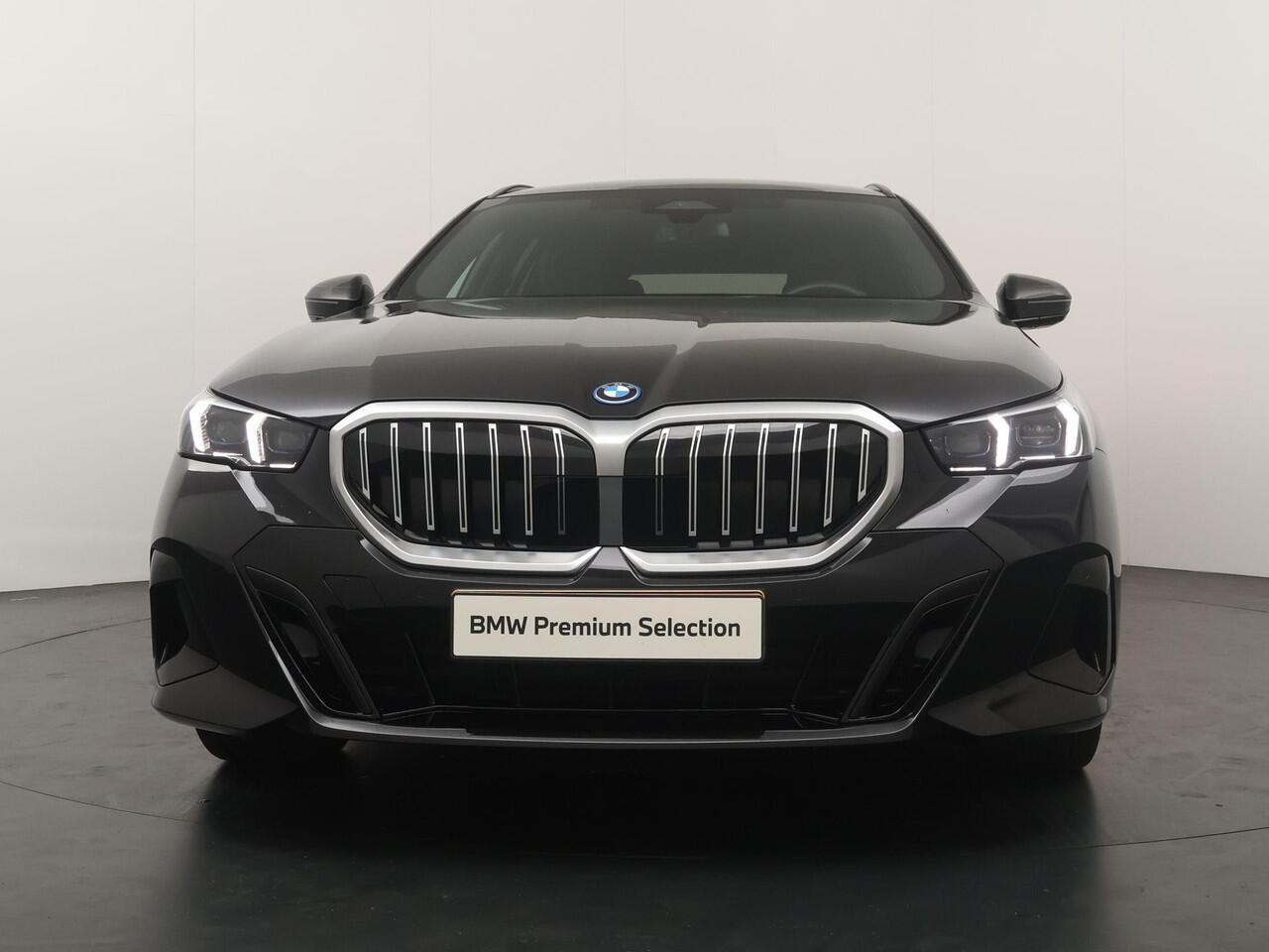 BMW 5-SERIE Touring 530e M Sportpakket | Panoramadak | Trekhaak | Driving Assistant Plus | Harman Kardon |