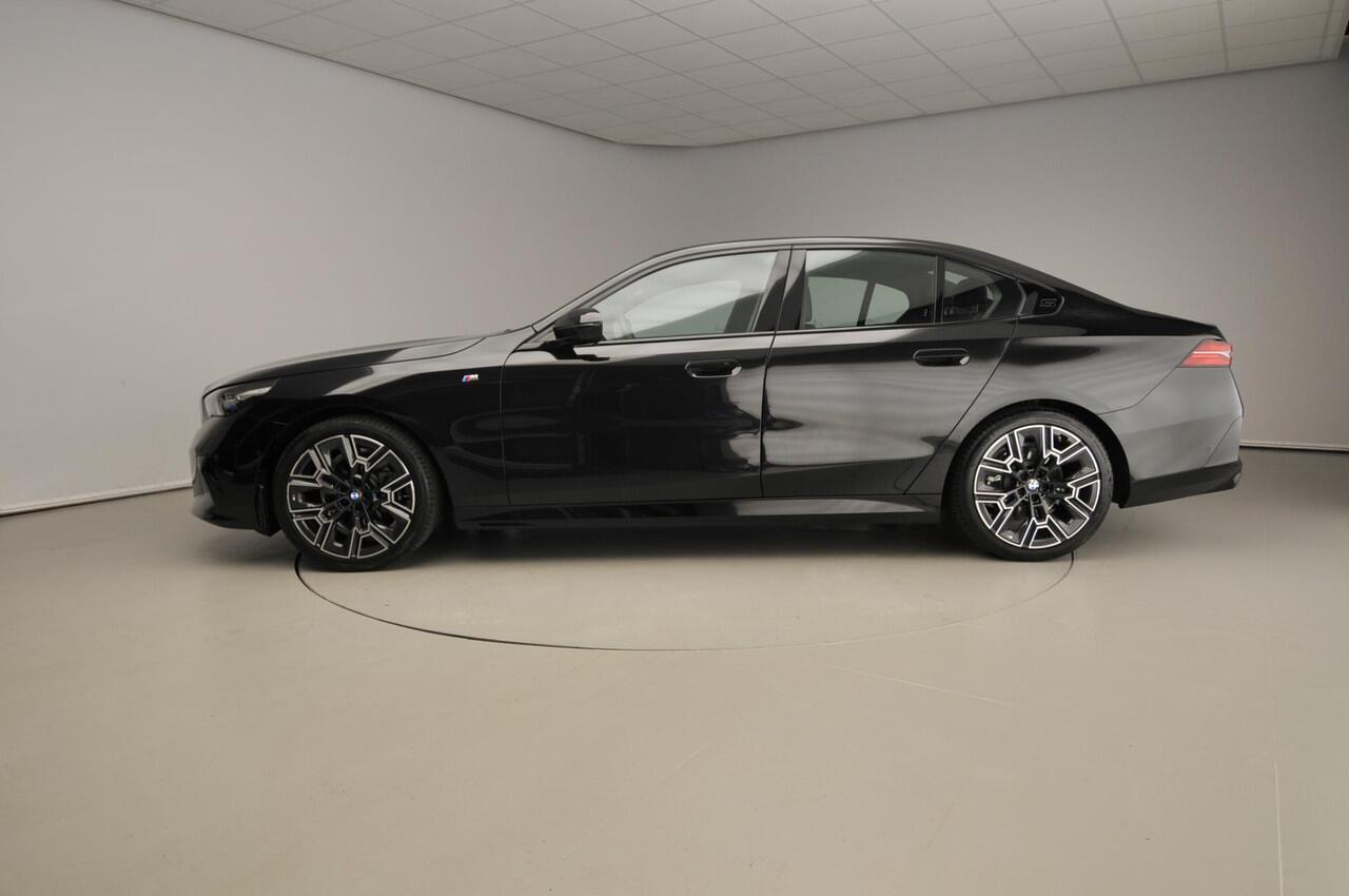 BMW 5-SERIE Sedan 520d | M-Sportpakket | LED | HUD | Active cruise | Comfortzetels | Schuifdak | Trekhaak | DAB | Harman-kardon sound | Alu 20 inch