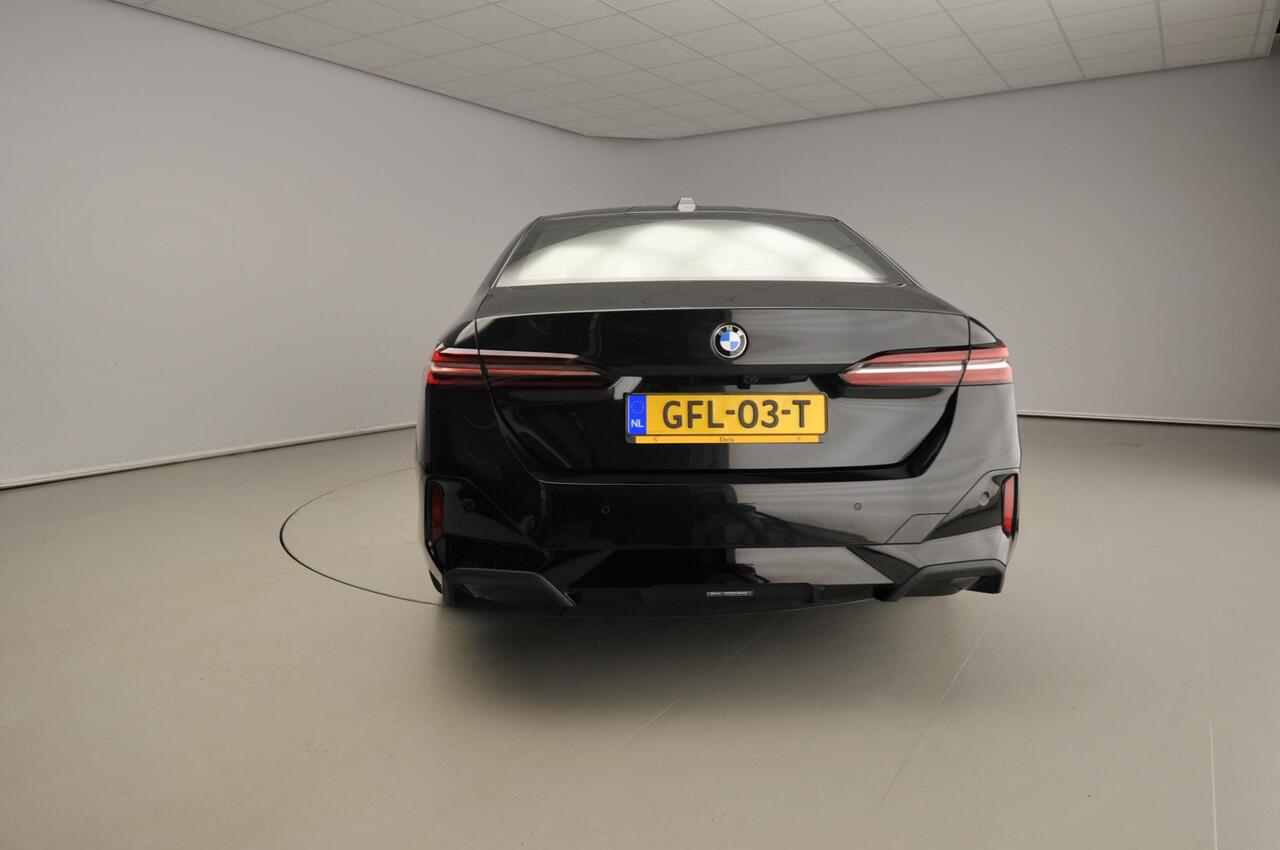 BMW 5-SERIE Sedan 520d | M-Sportpakket | LED | HUD | Active cruise | Comfortzetels | Schuifdak | Trekhaak | DAB | Harman-kardon sound | Alu 20 inch