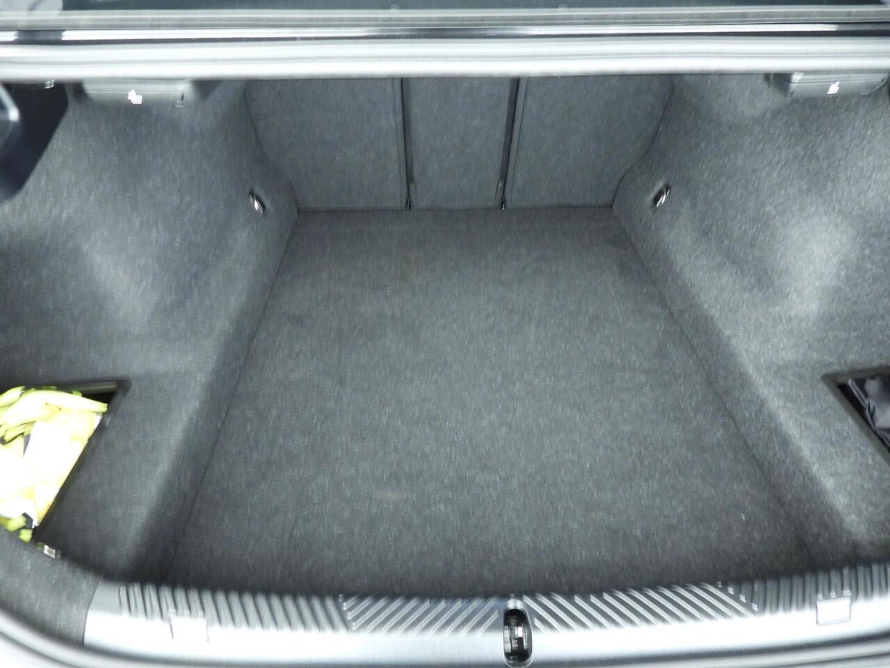 BMW 5-SERIE Sedan 520d | M-Sportpakket | LED | HUD | Active cruise | Comfortzetels | Schuifdak | Trekhaak | DAB | Harman-kardon sound | Alu 20 inch