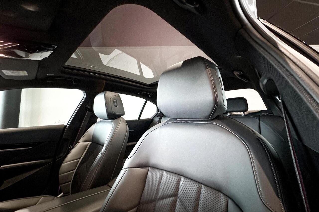 BMW 5-SERIE Sedan 520i | M Sport Pro | Glazen Panoramadak | Stoelventilatie | Harman Kardon |