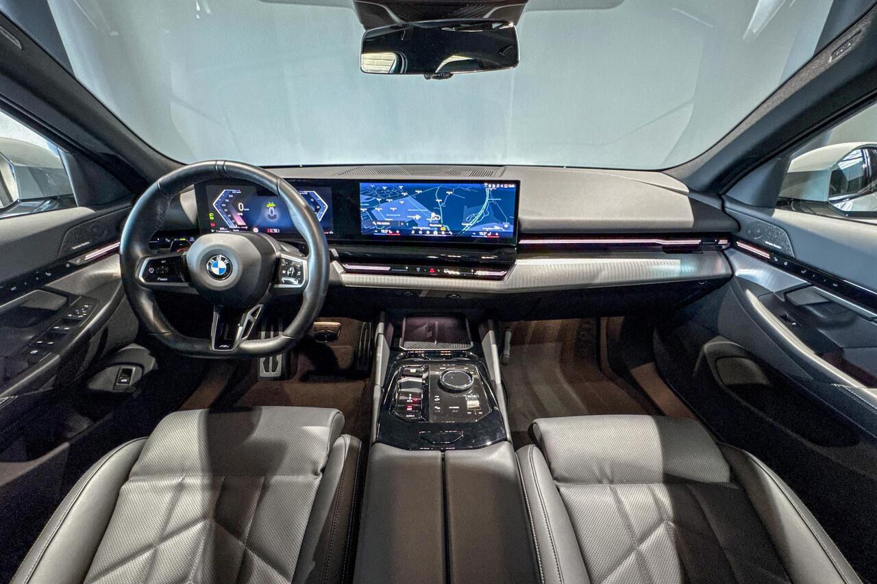 BMW 5-SERIE Sedan 520i | M Sport Pro | Glazen Panoramadak | Stoelventilatie | Harman Kardon |