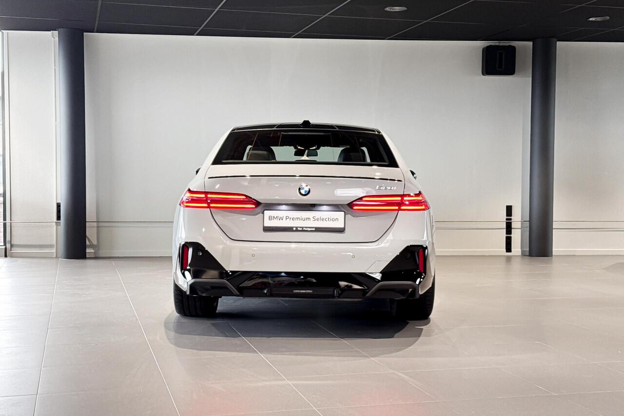 BMW 5-SERIE Sedan 520i | M Sport Pro | Glazen Panoramadak | Stoelventilatie | Harman Kardon |