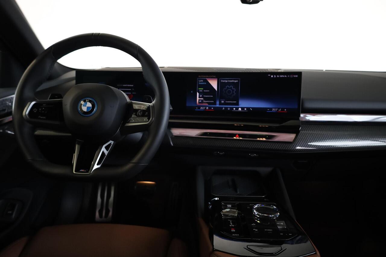 BMW 5-SERIE Sedan 550e xDrive M Sportpakket Pro | Innovation Pack | Travel Pack | Comfort Pack | Adaptief onderstel professional | Driving Assistant Professional | Bowers & Wilkins