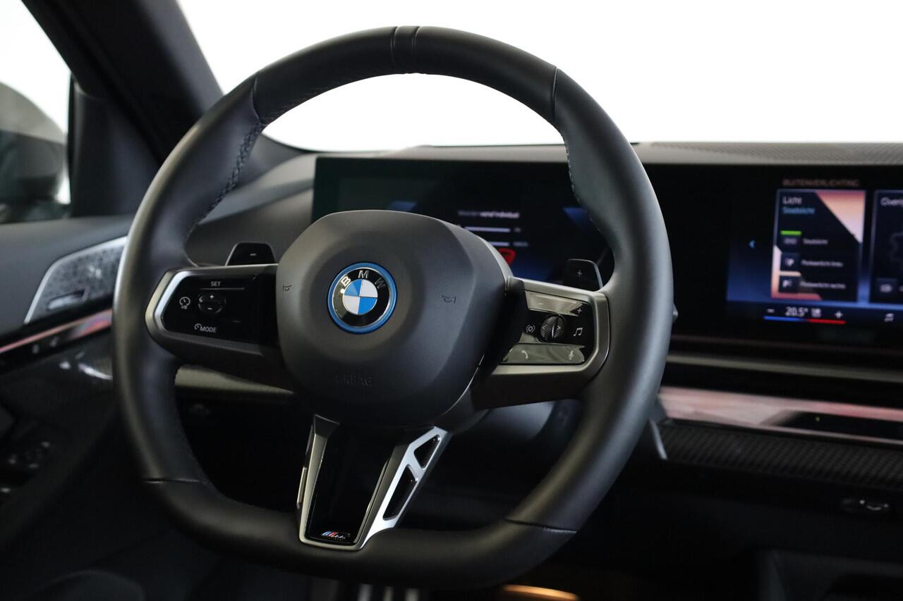 BMW 5-SERIE Sedan 550e xDrive M Sportpakket Pro | Innovation Pack | Travel Pack | Comfort Pack | Adaptief onderstel professional | Driving Assistant Professional | Bowers & Wilkins