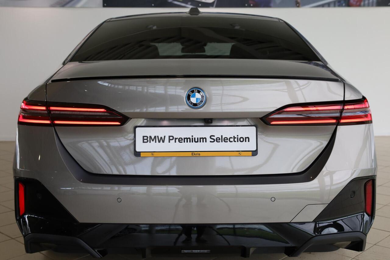 BMW 5-SERIE Sedan 550e xDrive M Sportpakket Pro | Innovation Pack | Travel Pack | Comfort Pack | Adaptief onderstel professional | Driving Assistant Professional | Bowers & Wilkins