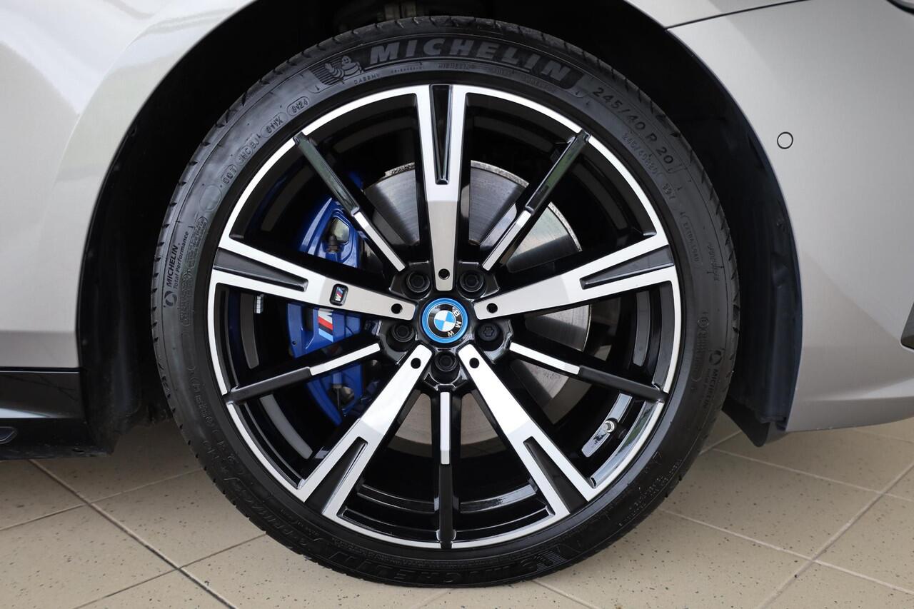 BMW 5-SERIE Sedan 550e xDrive M Sportpakket Pro | Innovation Pack | Travel Pack | Comfort Pack | Adaptief onderstel professional | Driving Assistant Professional | Bowers & Wilkins