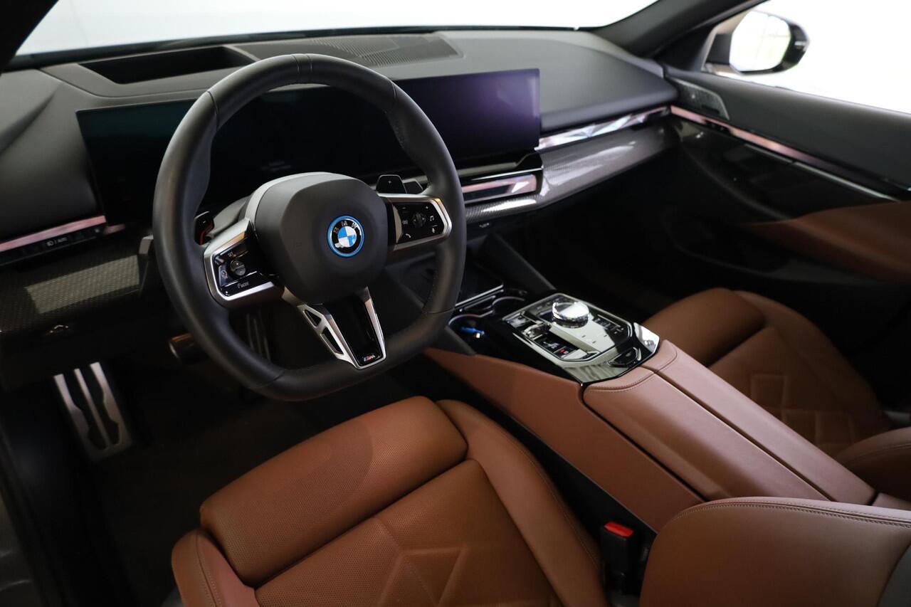 BMW 5-SERIE Sedan 550e xDrive M Sportpakket Pro | Innovation Pack | Travel Pack | Comfort Pack | Adaptief onderstel professional | Driving Assistant Professional | Bowers & Wilkins