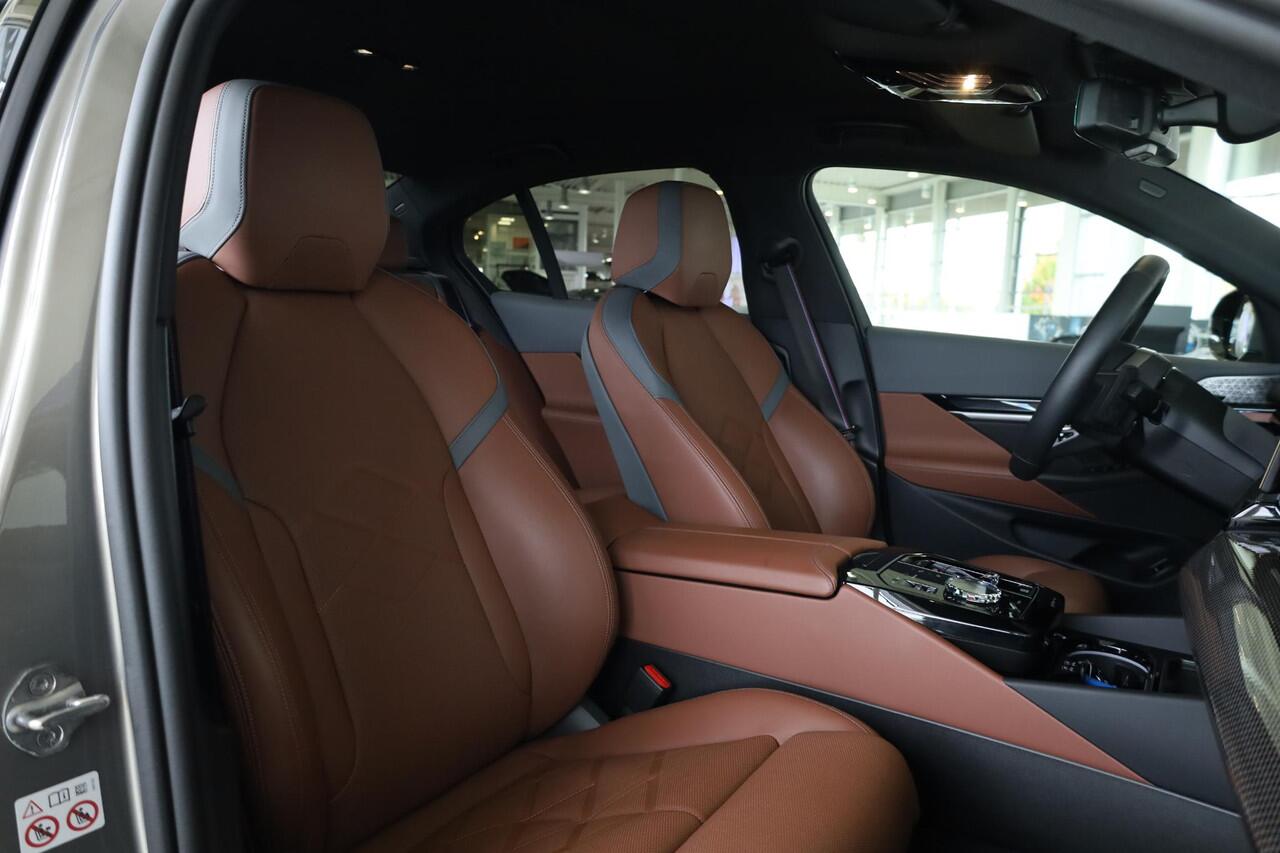 BMW 5-SERIE Sedan 550e xDrive M Sportpakket Pro | Innovation Pack | Travel Pack | Comfort Pack | Adaptief onderstel professional | Driving Assistant Professional | Bowers & Wilkins