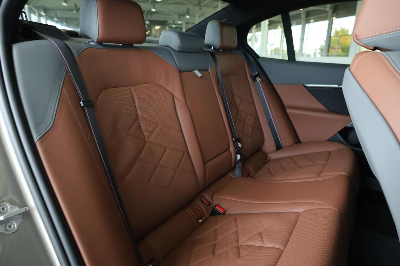 BMW 5-SERIE Sedan 550e xDrive M Sportpakket Pro | Innovation Pack | Travel Pack | Comfort Pack | Adaptief onderstel professional | Driving Assistant Professional | Bowers & Wilkins