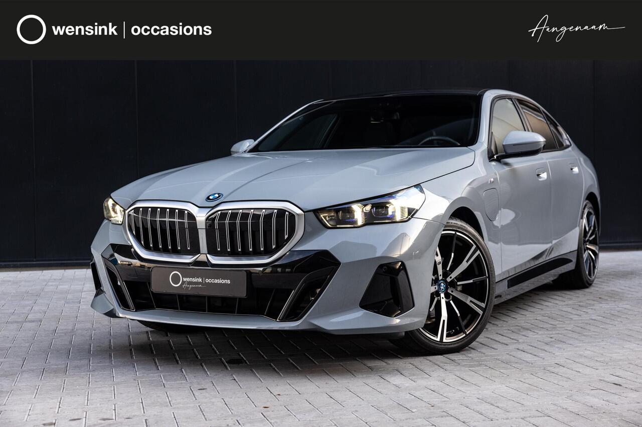 BMW 5-SERIE 530e M Sport Edition | M-Sport | Adaptieve LED verlichting | Driving Assistant Professional | Harman/Kardon | Shadow Line | Comfort Pakket | Panoramadak | HUD | Stoelverwarming/Koeling |
