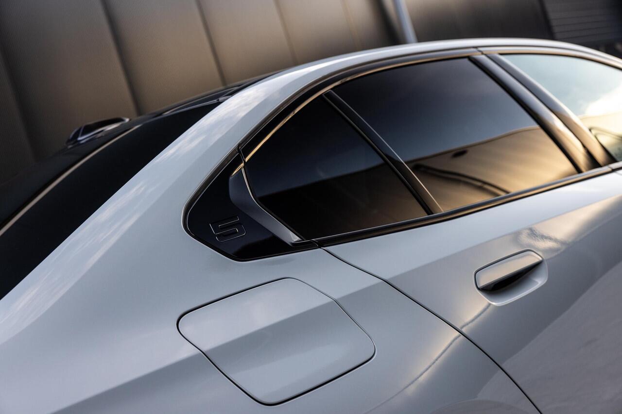 BMW 5-SERIE 530e M Sport Edition | M-Sport | Adaptieve LED verlichting | Driving Assistant Professional | Harman/Kardon | Shadow Line | Comfort Pakket | Panoramadak | HUD | Stoelverwarming/Koeling |