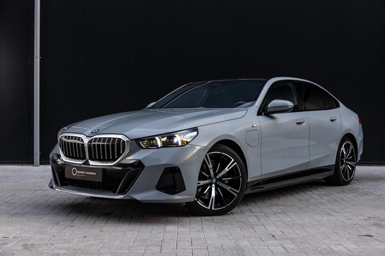 BMW 5-SERIE 530e M Sport Edition | M-Sport | Adaptieve LED verlichting | Driving Assistant Professional | Harman/Kardon | Shadow Line | Comfort Pakket | Panoramadak | HUD | Stoelverwarming/Koeling |