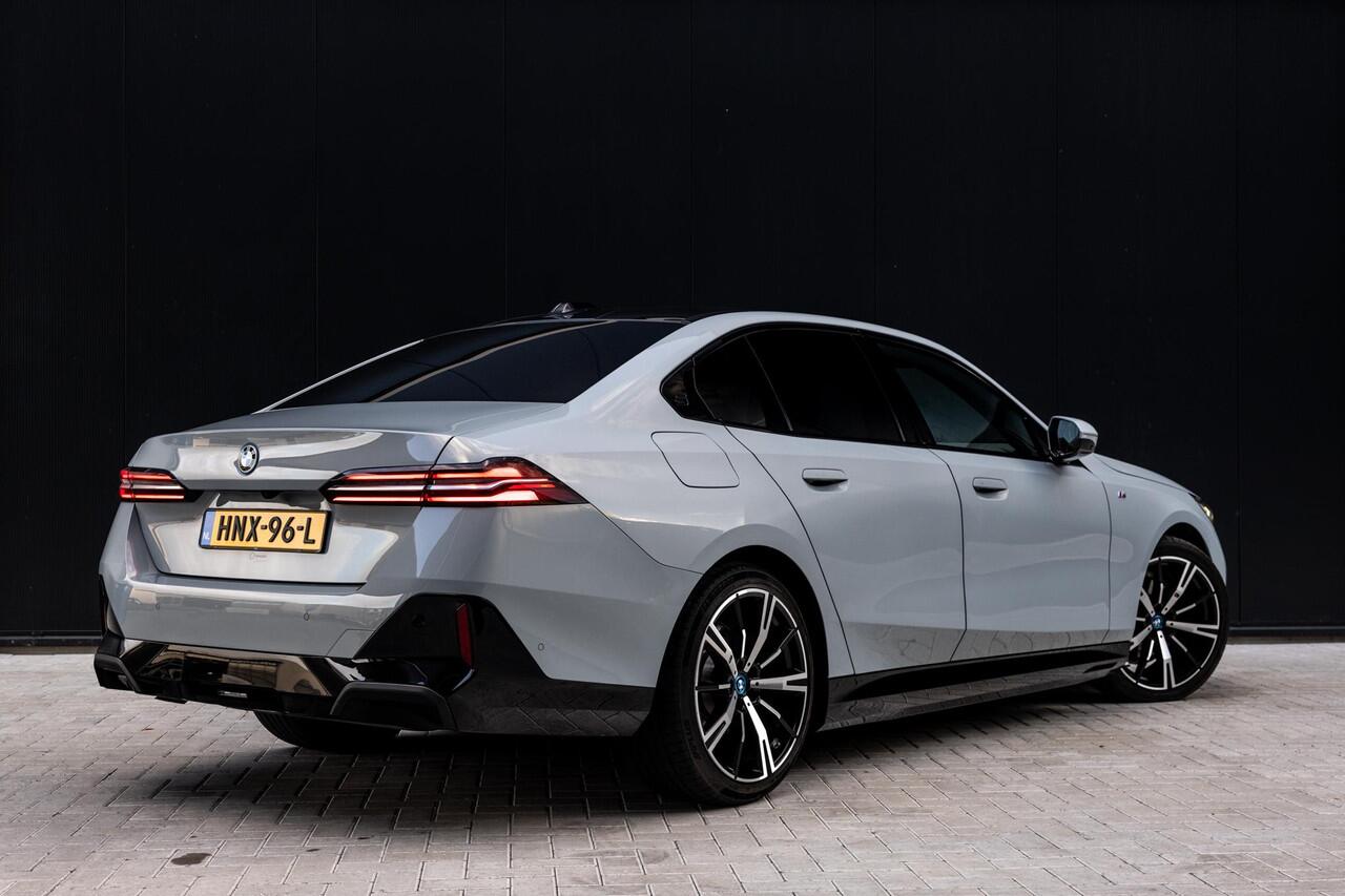 BMW 5-SERIE 530e M Sport Edition | M-Sport | Adaptieve LED verlichting | Driving Assistant Professional | Harman/Kardon | Shadow Line | Comfort Pakket | Panoramadak | HUD | Stoelverwarming/Koeling |