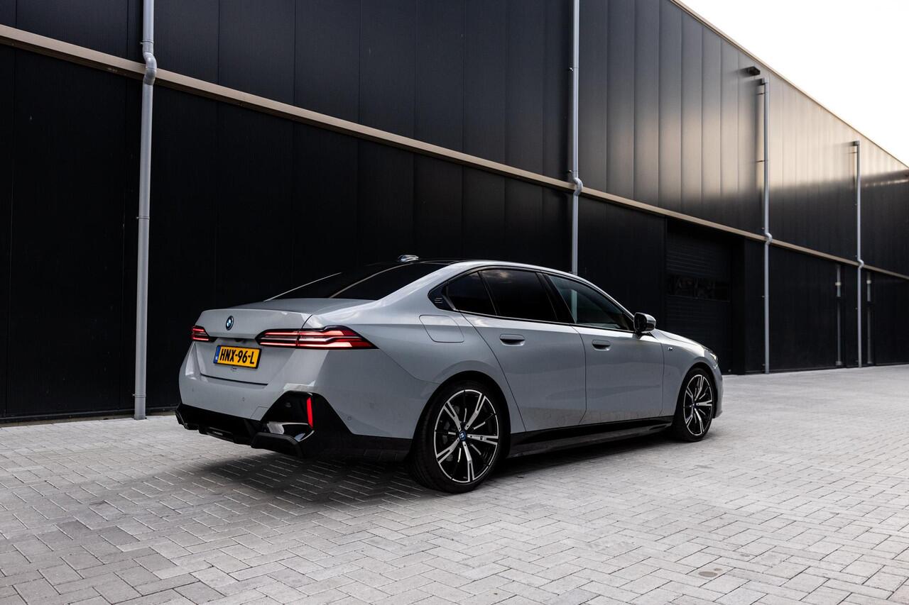 BMW 5-SERIE 530e M Sport Edition | M-Sport | Adaptieve LED verlichting | Driving Assistant Professional | Harman/Kardon | Shadow Line | Comfort Pakket | Panoramadak | HUD | Stoelverwarming/Koeling |