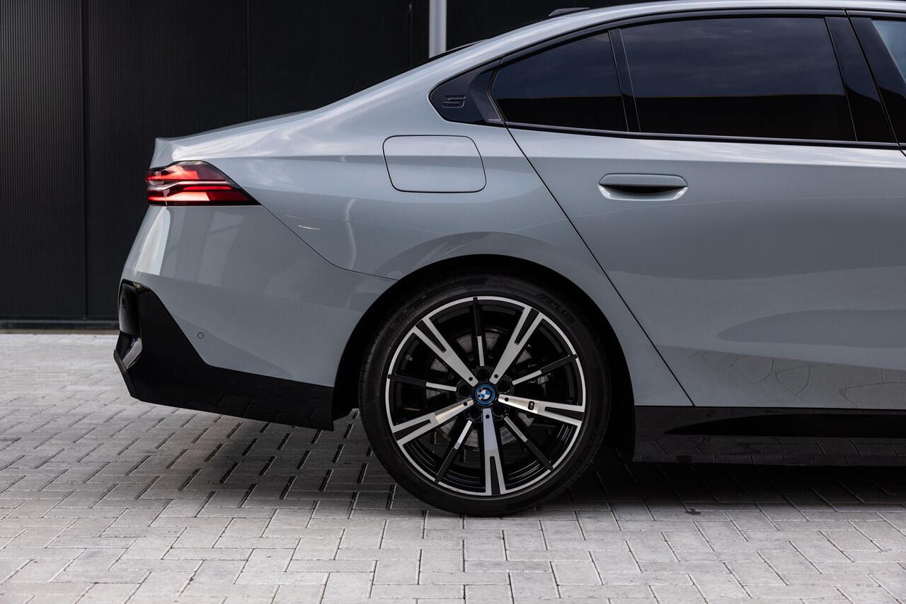 BMW 5-SERIE 530e M Sport Edition | M-Sport | Adaptieve LED verlichting | Driving Assistant Professional | Harman/Kardon | Shadow Line | Comfort Pakket | Panoramadak | HUD | Stoelverwarming/Koeling |