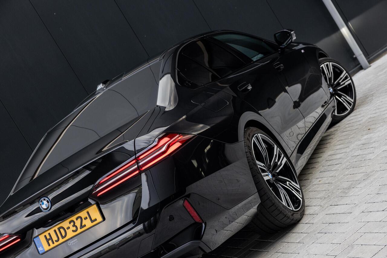 BMW 5-SERIE 550e xDrive | M-Pakket | Comfortstoelen + Memory | Adaptief Onderstel | Comfort-Pakket | Panoramadak | Driving Assistant Professional | Shadow Line | Adaptieve LED Verlichting | DAB | Bowers & Wilkins Surround |