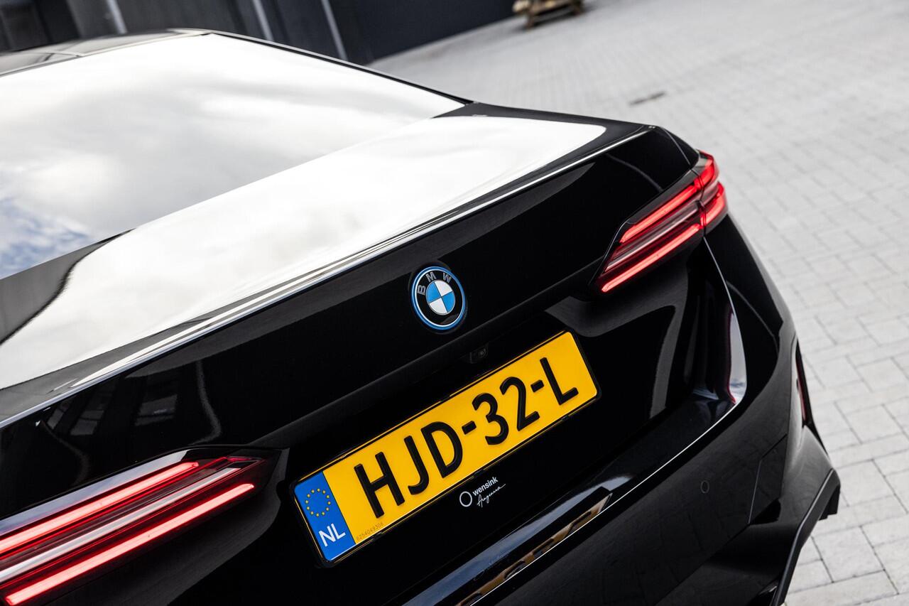 BMW 5-SERIE 550e xDrive | M-Pakket | Comfortstoelen + Memory | Adaptief Onderstel | Comfort-Pakket | Panoramadak | Driving Assistant Professional | Shadow Line | Adaptieve LED Verlichting | DAB | Bowers & Wilkins Surround |