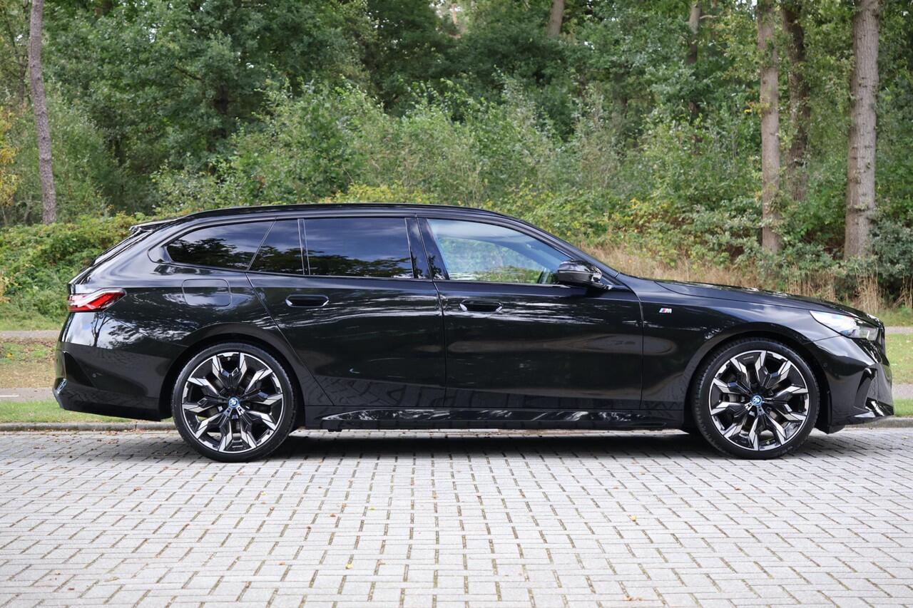 BMW 5-SERIE Touring 540d xDrive M-sport | Pano | HUD | Bowers & Wilkins | Keyless | 21" | Iconic Glow | Elektrische Trekhaak |360 | Standkachel | Adap Cruise | Veganza Zwart interieur | etc.