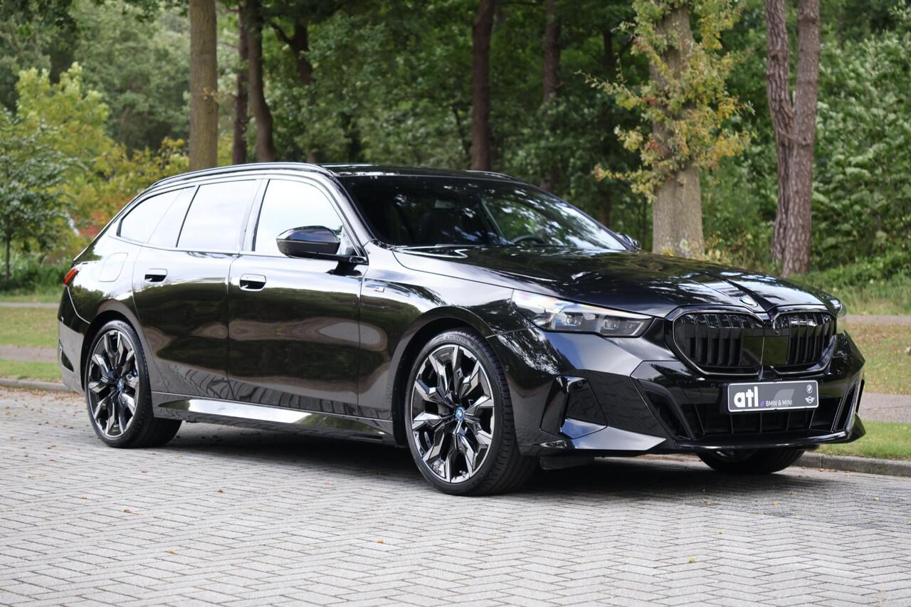BMW 5-SERIE Touring 540d xDrive M-sport | Pano | HUD | Bowers & Wilkins | Keyless | 21" | Iconic Glow | Elektrische Trekhaak |360 | Standkachel | Adap Cruise | Veganza Zwart interieur | etc.