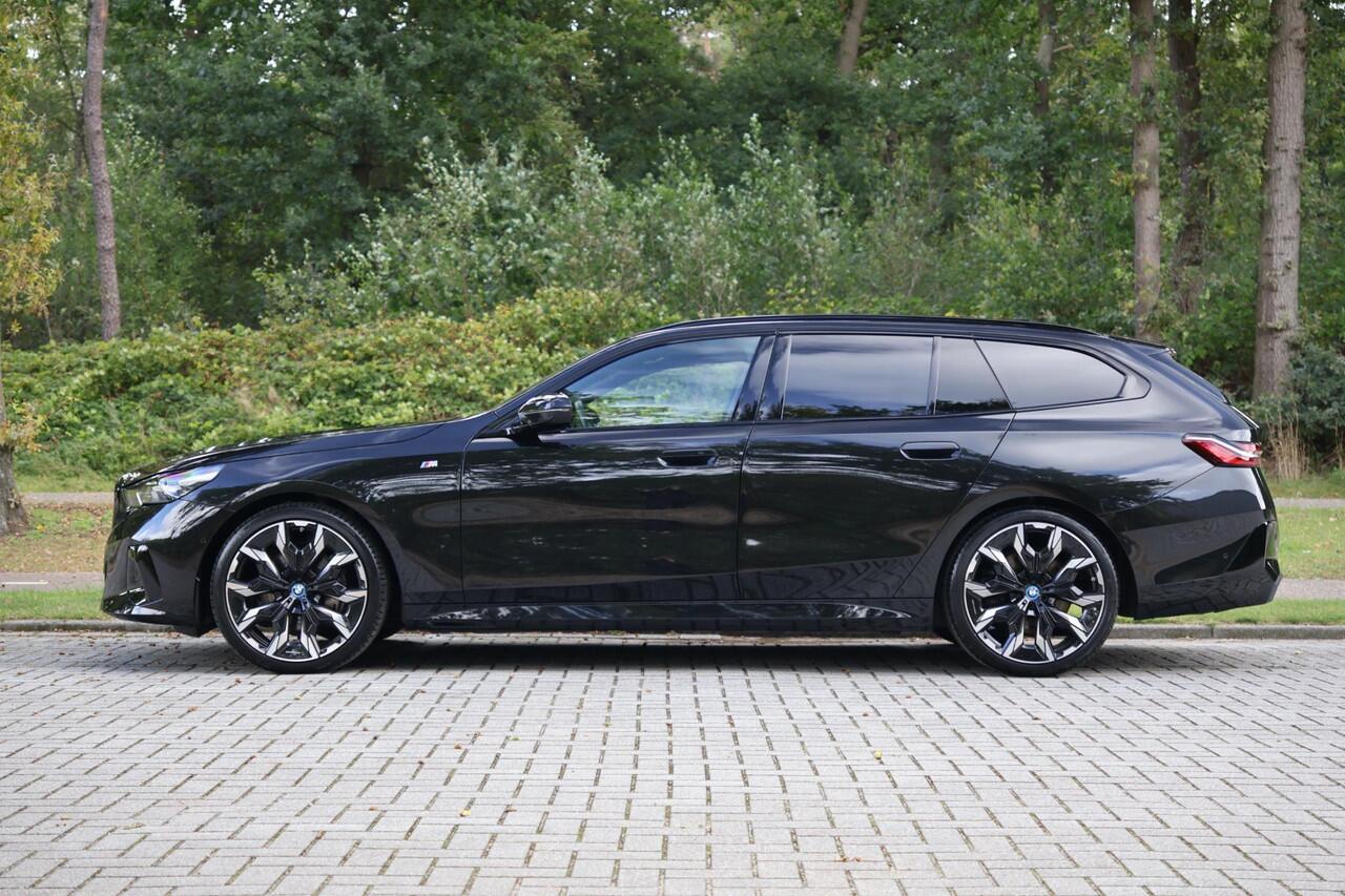 BMW 5-SERIE Touring 540d xDrive M-sport | Pano | HUD | Bowers & Wilkins | Keyless | 21" | Iconic Glow | Elektrische Trekhaak |360 | Standkachel | Adap Cruise | Veganza Zwart interieur | etc.