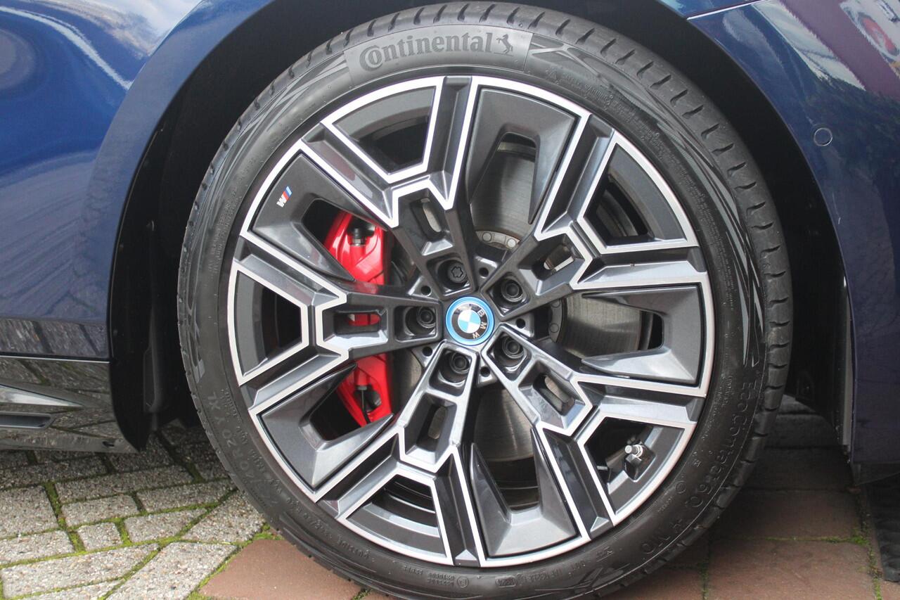 BMW 5-SERIE 550e 490PK xDRIVE | ICONIC GLOW GRILL | PANORAMA DAK | MEESTURENDE ACHTERAS | STUUR VERWARMING | M SPORT PAKKET PRO | 20" LICHTMETALEN VELGEN | ZONNESCHERM ACHTERRUIT ELEKTRISCH | INTERIEURLIJSTEN M DONKERZILVER/CARBON FIBER | BOWERS & WILKINS AUDIO SYSTE