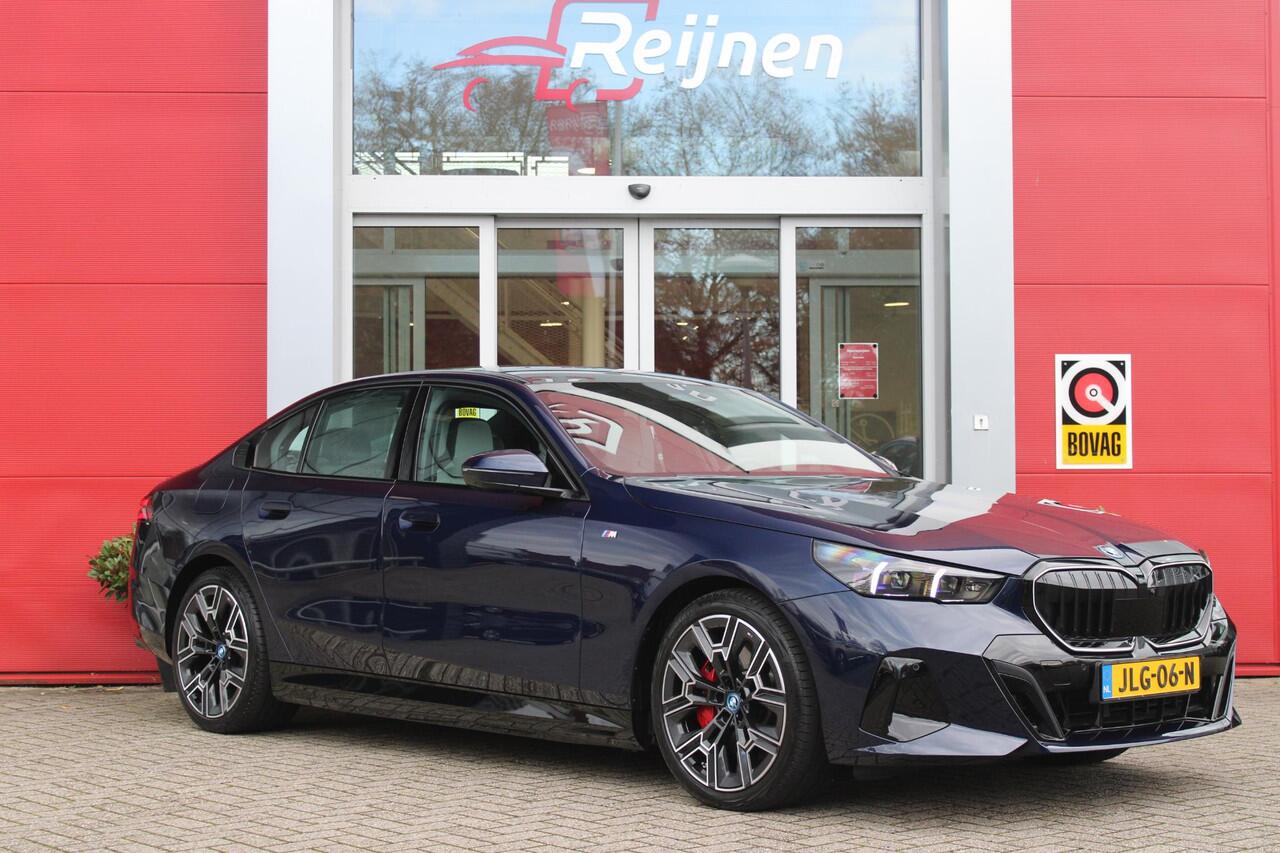 BMW 5-SERIE 550e 490PK xDRIVE | ICONIC GLOW GRILL | PANORAMA DAK | MEESTURENDE ACHTERAS | STUUR VERWARMING | M SPORT PAKKET PRO | 20" LICHTMETALEN VELGEN | ZONNESCHERM ACHTERRUIT ELEKTRISCH | INTERIEURLIJSTEN M DONKERZILVER/CARBON FIBER | BOWERS & WILKINS AUDIO SYSTE