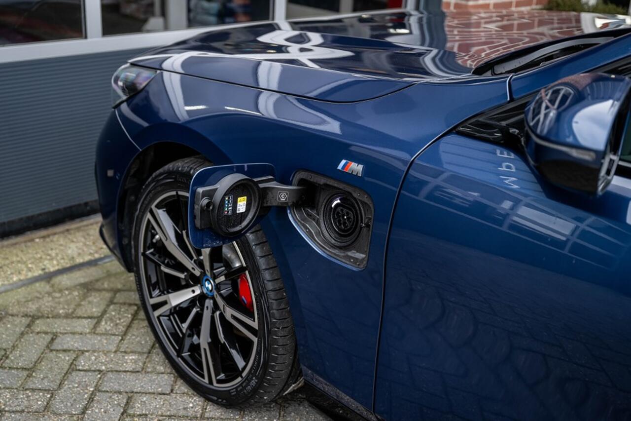 BMW 5-SERIE 530e xDrive M Sport Pro | Driving Ass. Prof. | Harman/Kardon | Keyless | Camera | Trekhaak | 20' Inch |