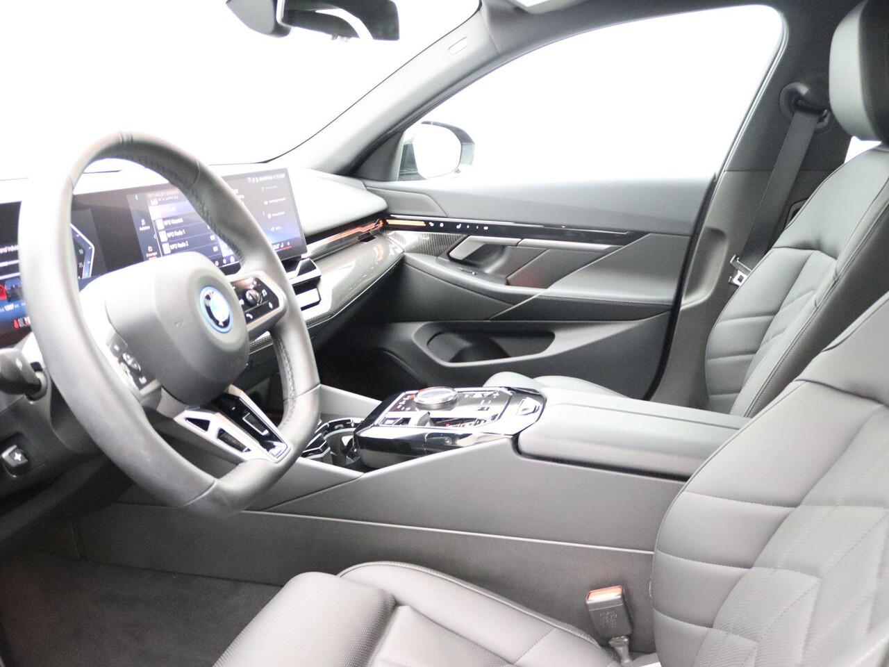 BMW 5-SERIE Sedan 530e M Sportpakket | Comfort Pack | Stuurwielrand Verwarmd | Trekhaak | Comfortstoelen | Driving Assistant | 4-zone airconditioning | 20''